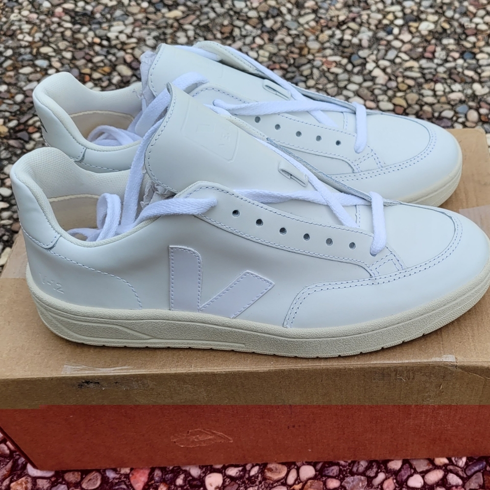 Women's V 12 Veja sneakers Sz. 9